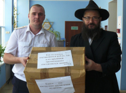 Евреи Волгограда подарили книги осужденным