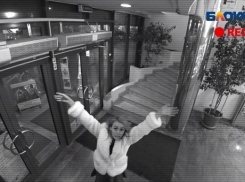 Блондинку закрыли в бизнес-центре