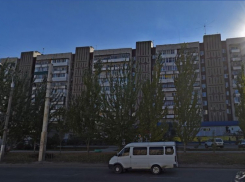 За жизнь борются врачи: из окна многоэтажки в Волгограде выпала 28-летняя девушка 