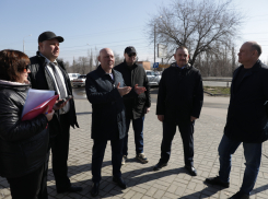 Волгоградских депутатов прокатили по ухабам убитых дорог на юге города