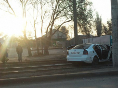 В Волгограде авария парализовала движение трамваев и машин 