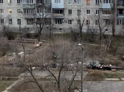 Волгоградцев три года мучает бездомный под окнами: люди попросили закопать теплотрассу, чтобы он ушел