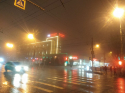 На вечерний Волгоград опустился сильный туман 