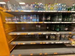 «Осталась только газировка»:  на шестой день без ХВС в магазинах Котово скупили всю воду