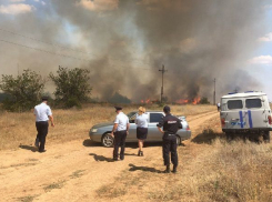 Больше 12 часов горели дачи и кладбище под Волгоградом