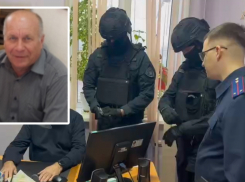 В наручниках из администрации вывели главу отдела ЖКХ в Волгограде: видео 