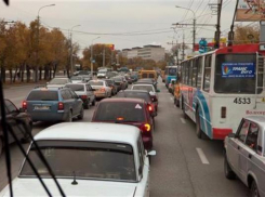 Дзержинский район встал в многокилометровых пробках 