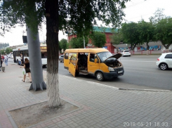 Маршрутка с отвалившейся дверью вызвала бурю эмоций у волгоградцев