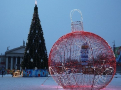 Центр Волгограда украсит новая новогодняя иллюминация, а старую передадут в районы