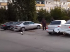 Восемь припаркованных машин протаранил пьяный лихач Renault под Волгоградом