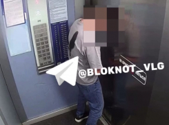 «Писающего мальчика» сняли на видео в новом волгоградском лифте