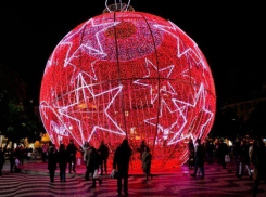 Улицы Волгограда украсили светодиодный шар, «танцующие сосульки» и 200 плакатов с поздравлениями