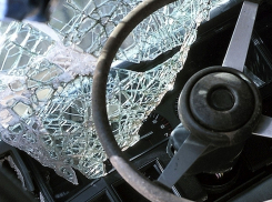 Житель Волгограда в приступе гнева разбил иномарку бывшей возлюбленной