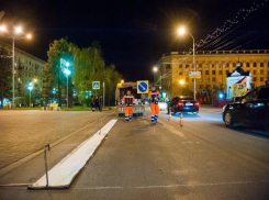 На дороги Волгограда начали наносить разметку