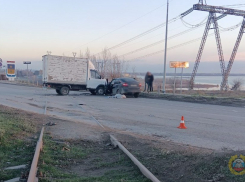 Водитель и 3-летняя пострадали в треш-ДТП на въезде на ГЭС в Волгограде