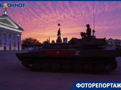 Волгоградцам показали репетицию парада Победы в шикарных декорациях заката