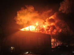 Под Волгоградом при пожаре рухнуло 2-этажное здание