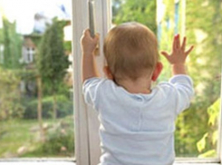 В Волгограде из окна 8-го этажа выпала 2-летняя девочка 