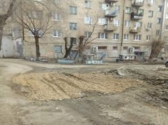 После публикации в «Блокноте Волгограда» яму во дворе Краснооктябрьского района засыпали щебнем
