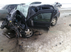 Под Волгоградом  в ДТП Renault и Lada пострадали жители Саратовской и Самарской областей