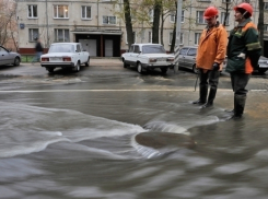 Из-за прорыва водовода на севере Волгограда осложнено движение