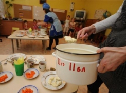 Депутаты Волгограда утвердили перевод кухни в детских садах на аутсорсинг