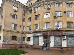 Легендарный книжный магазин в сталинском доме с лепниной продают на севере Волгограда 
