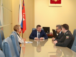 К волгоградскому губернатору приехали судебные приставы