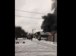 Четыре пожарных расчета боролись с огнем в Волгограде