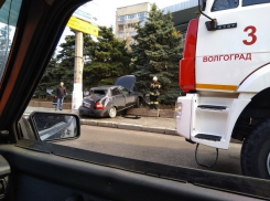 Лихач на «Приоре» улетел в забор на «Белом аисте» в Волгограде