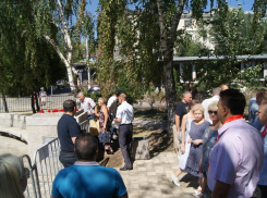 Волгоградские коммунисты нарвались на скандал и сравнили с бандеровцами не пустивших их к памятнику строителей