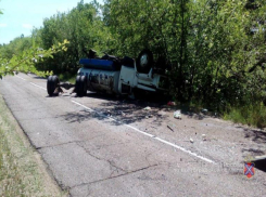Молоковоз опрокинулся в кювет под Волгоградом: двое в больнице