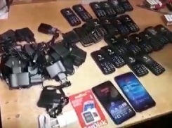 Житель Астрахани пытался подарить зэкам из Волгограда 25 мобильников