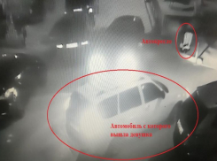 Кража детского автокресла, которое волгоградец на несколько минут оставил во дворе дома, попала на видео