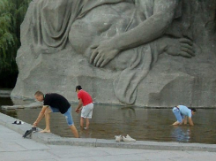 Волгоградцы «зарабатывают» вылавливанием монеток из озера Слез на Мамаевом кургане 