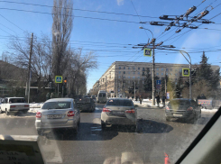 ДТП с двумя иномарками парализовало движение в центре Волгограда