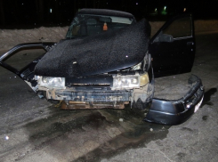 Под Волгоградом 18-летняя водитель ВАЗа спровоцировала аварию: двое пострадали