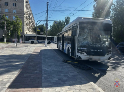 Автобус и троллейбус №9 не поделили дорогу в центре Волгограда — пострадали двое