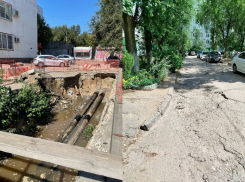 Две дороги-страшилки показали в Дзержинском районе Волгограда