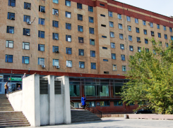 В Волгограде возле больничного комплекса внезапно скончалась женщина