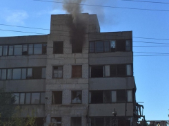На видео сняли горящий цех волгоградского тракторного завода