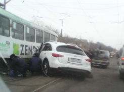 На юге Волгограда девушка-водитель протаранила трамвай