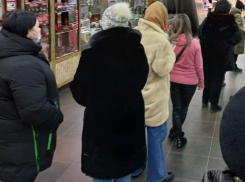 В Волгограде выстроились огромные очереди для пополнения наличными карт «Волна»