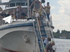 «Выглядит как кораблекрушение»: в воду высаживают пассажиров на юге Волгограда