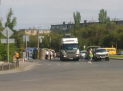 Асфальтоукладочный каток перевернулся на дороге в Волжском