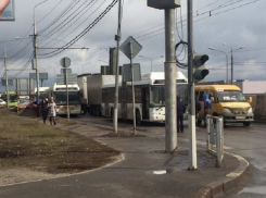 Два автобуса, маршрутка и грузовик столкнулись в Советском районе Волгограда