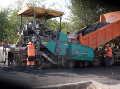 В Волгограде ремонтируют центральные улицы и дороги частного сектора