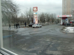 Такси врезалось в рекламный щит на заправке в Волгограде 