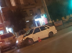 В Волгограде два водителя не разобрались, кому горит «красный»