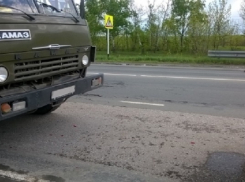 На трассе «Самара-Волгоград» «КамАЗ» протаранил автомобиль ДПС